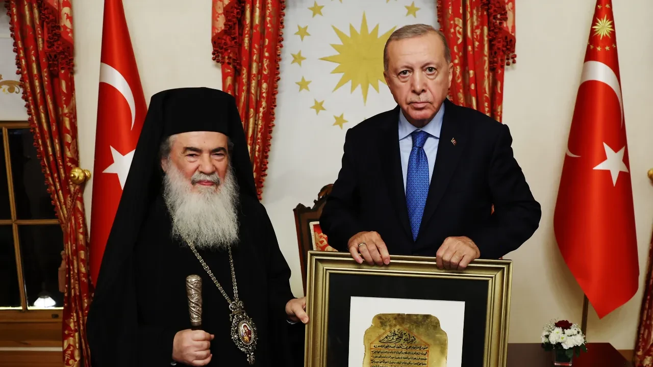 Kudüs Rum Ortodoks Patriğinin Cumhurbaşkanı Erdoğan'a verdiği hediye dikkat çekti