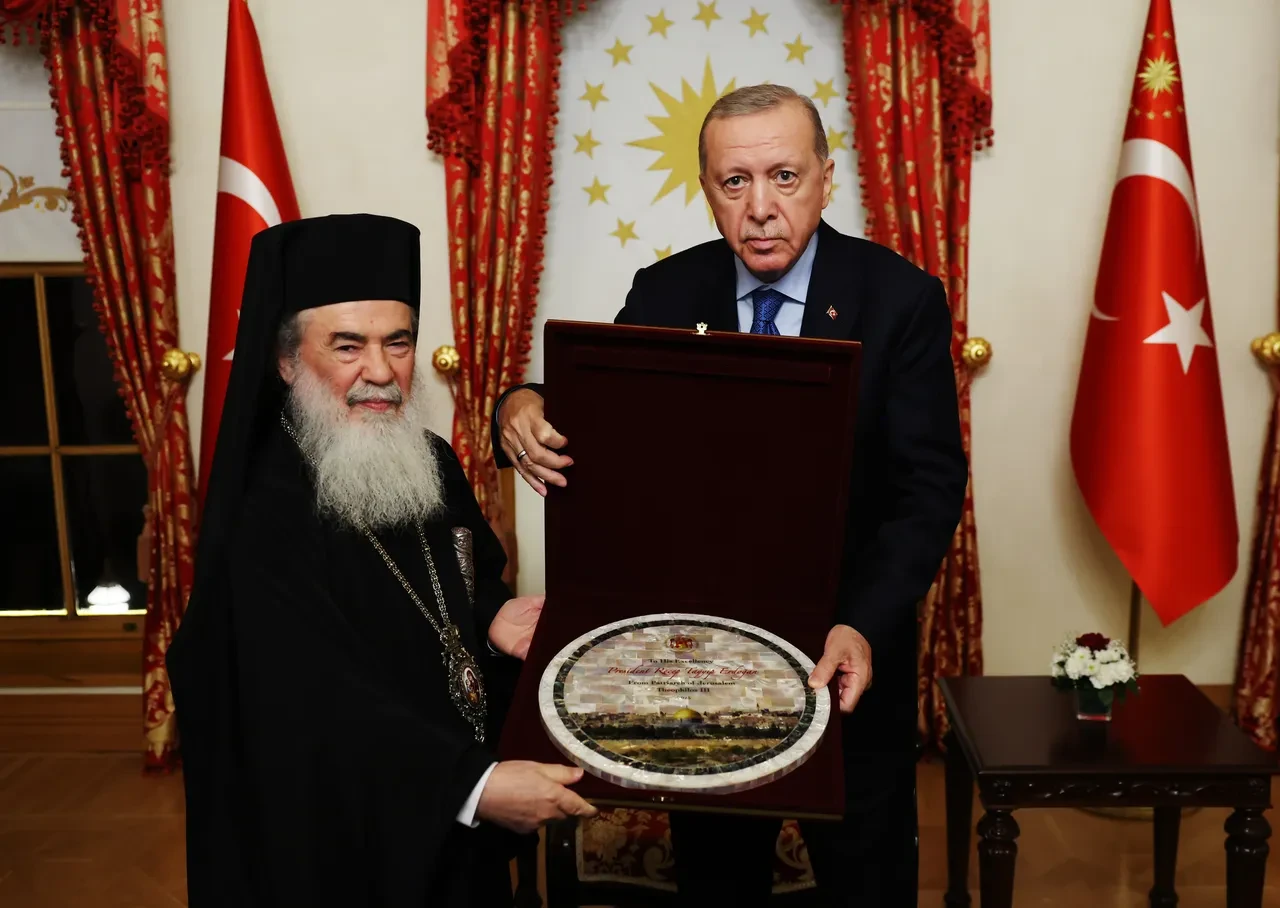 Kudüs Rum Ortodoks Patriğinin Cumhurbaşkanı Erdoğan'a verdiği hediye dikkat çekti
