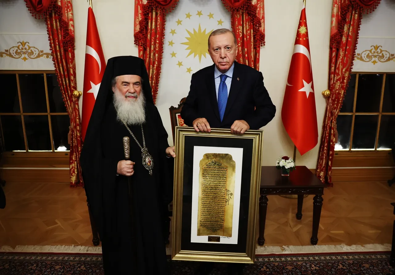 Kudüs Rum Ortodoks Patriğinin Cumhurbaşkanı Erdoğan'a verdiği hediye dikkat çekti