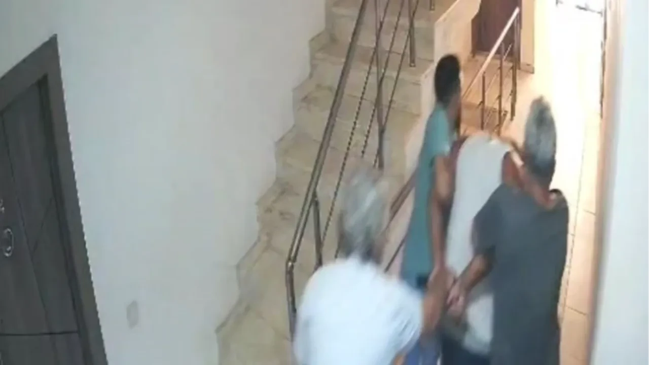 Kuşadası’nda 55 yıl hapis cezası bulunan dolandırıcı kıskıvrak yakalandı