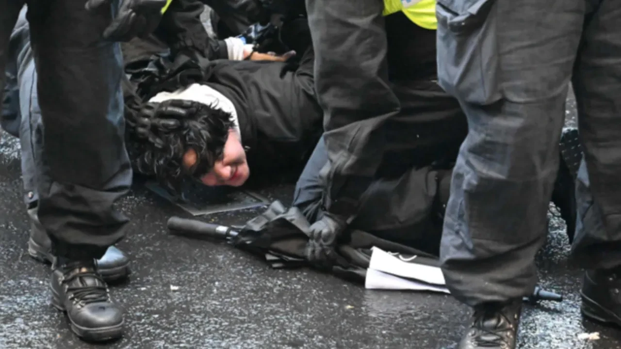 Londra’da aşırı sağcıların yürüyüşünde olaylar çıktı: 26 polis yaralı, 25 gözaltı