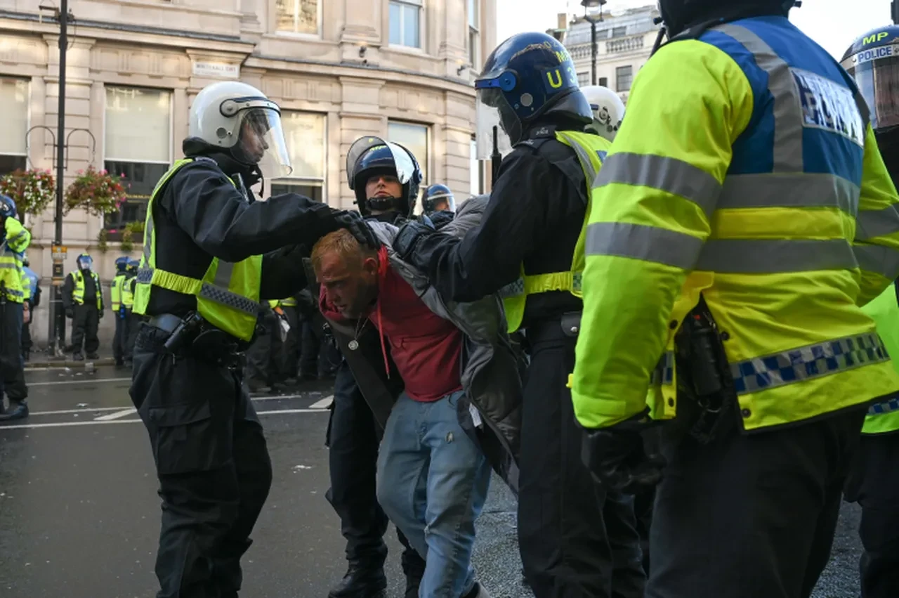 Londra’da aşırı sağcıların yürüyüşünde olaylar çıktı: 26 polis yaralı, 25 gözaltı