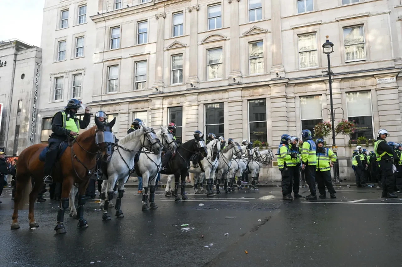 Londra’da aşırı sağcıların yürüyüşünde olaylar çıktı: 26 polis yaralı, 25 gözaltı