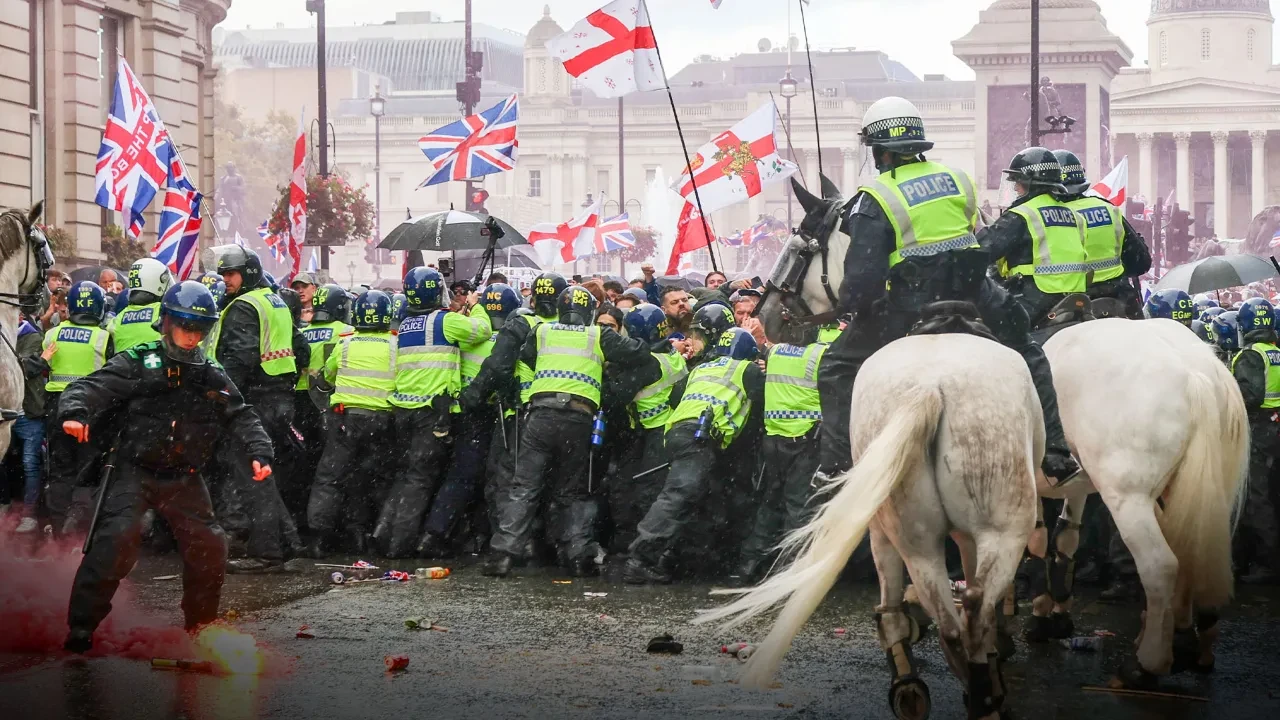 Londra'da "Krallığı Birleştir" protestoları kaosa dönüştü! 26 polis yaralı, 25 kişi gözaltında