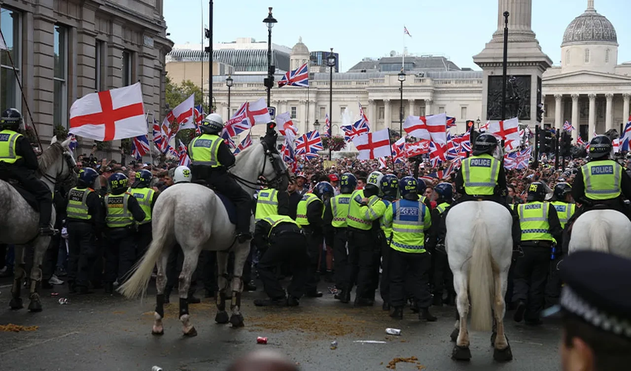 Londra'da "Krallığı Birleştir" protestoları kaosa dönüştü! 26 polis yaralı, 25 kişi gözaltında