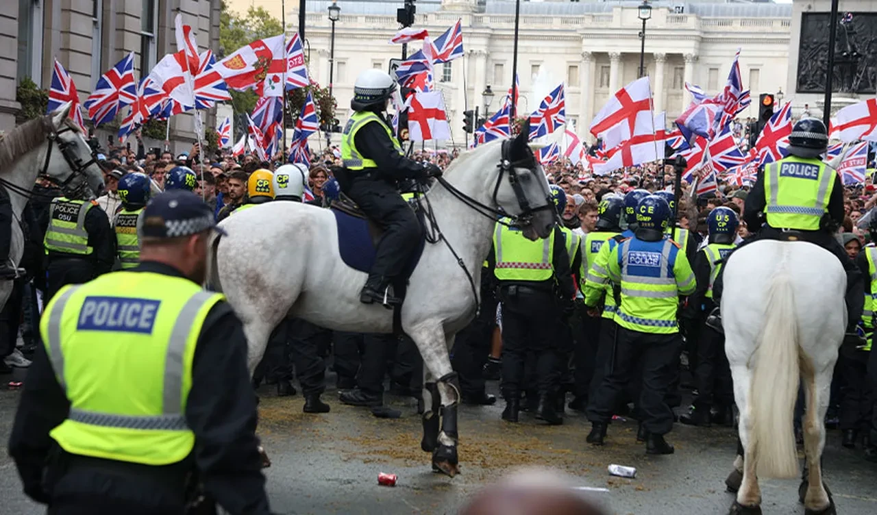 Londra'da "Krallığı Birleştir" protestoları kaosa dönüştü! 26 polis yaralı, 25 kişi gözaltında