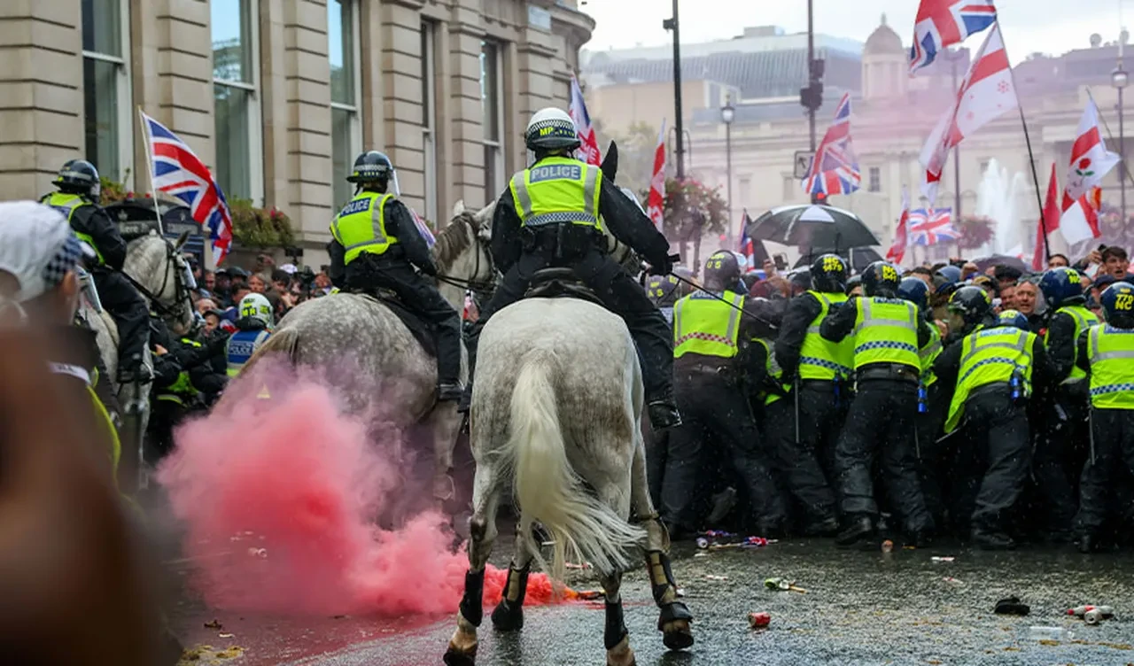 Londra'da "Krallığı Birleştir" protestoları kaosa dönüştü! 26 polis yaralı, 25 kişi gözaltında