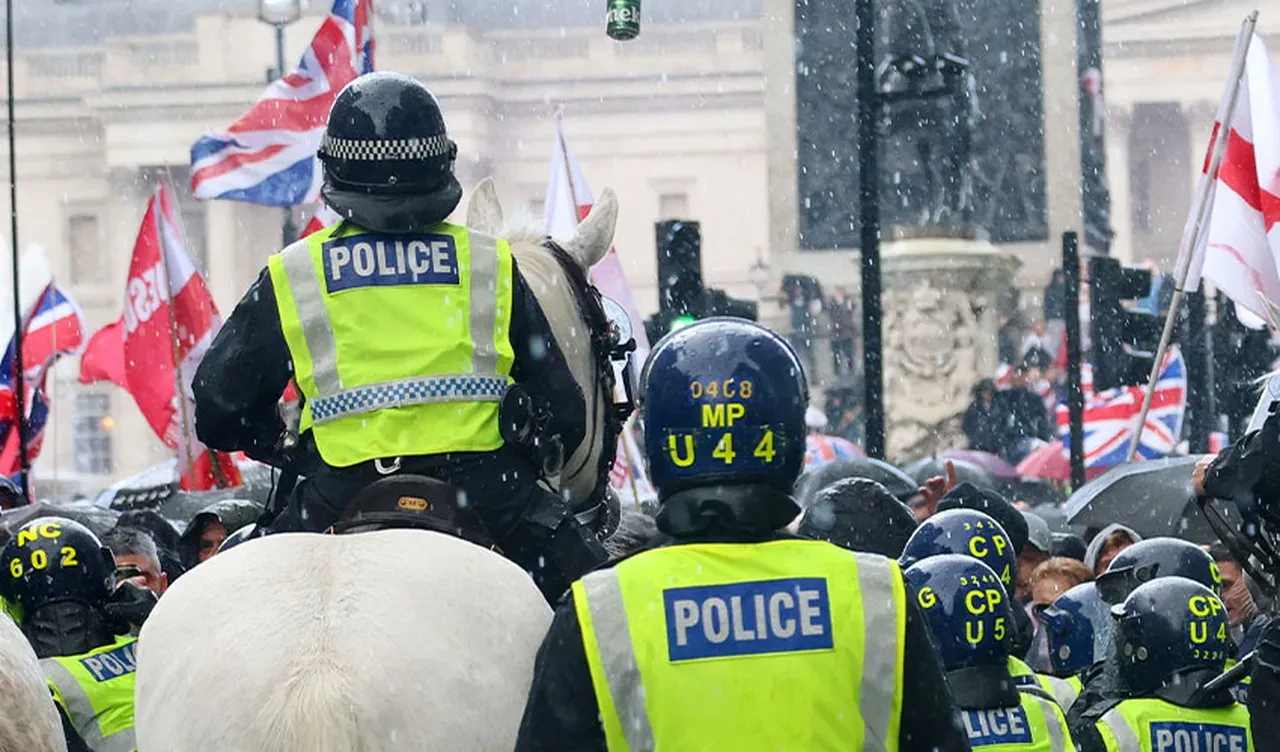 Londra'da "Krallığı Birleştir" protestoları kaosa dönüştü! 26 polis yaralı, 25 kişi gözaltında