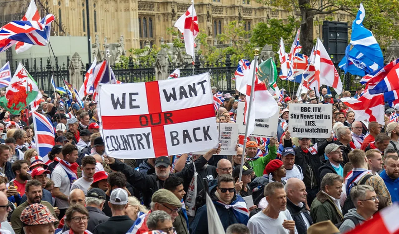 Londra'da "Krallığı Birleştir" protestoları kaosa dönüştü! 26 polis yaralı, 25 kişi gözaltında