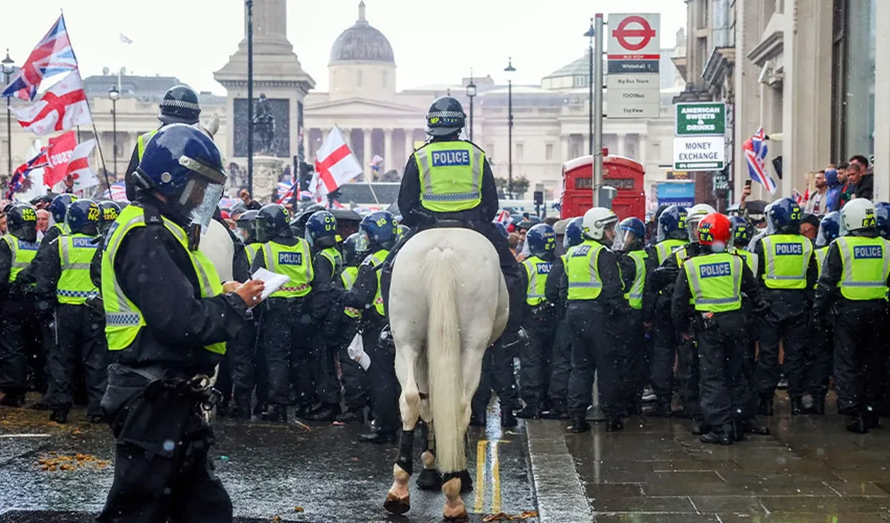 Londra'da "Krallığı Birleştir" protestoları kaosa dönüştü! 26 polis yaralı, 25 kişi gözaltında