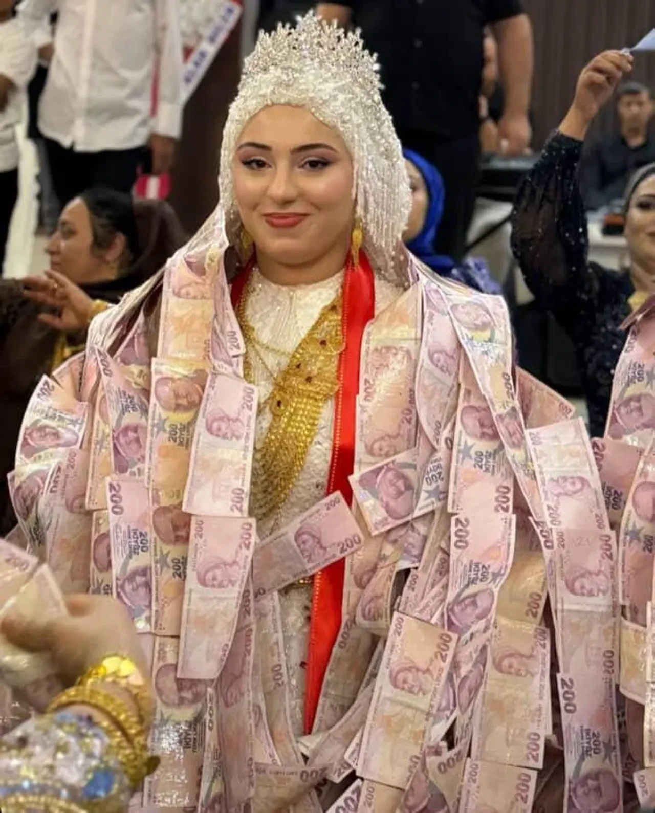 Mardin'de damada banknotlu yelek: Geline 2 kilo 100 gram altın takıldı!