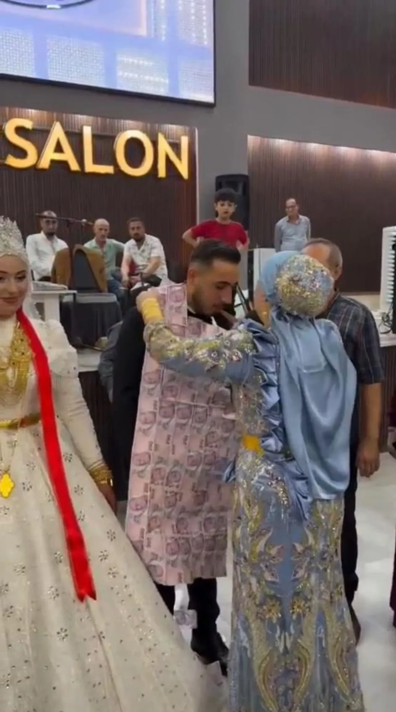 Mardin'de damada banknotlu yelek: Geline 2 kilo 100 gram altın takıldı!