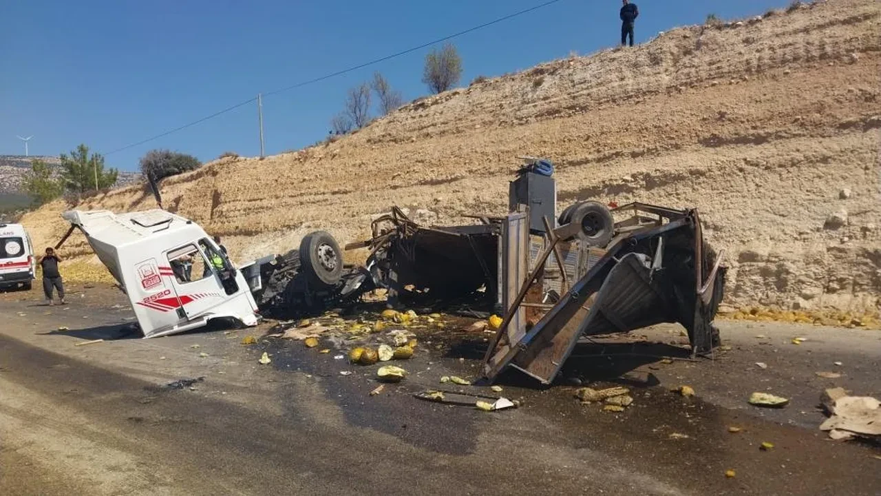 Mersin'de ölüm virajında tır yolcu otobüsüne çarptı: 3 ölü, 7 yaralı
