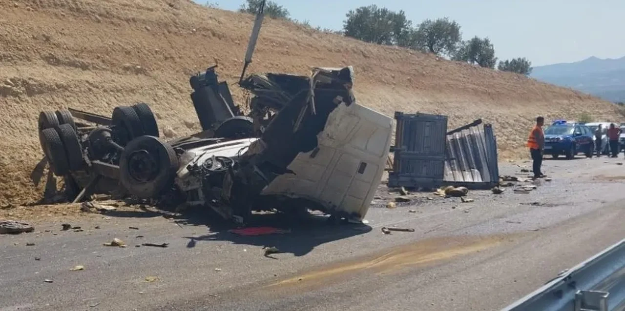 Mersin'de ölüm virajında tır yolcu otobüsüne çarptı: 3 ölü, 7 yaralı