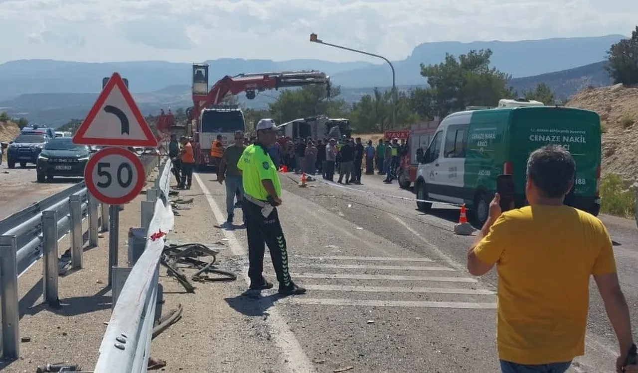 Mersin'de ölüm virajında tır yolcu otobüsüne çarptı: 3 ölü, 7 yaralı