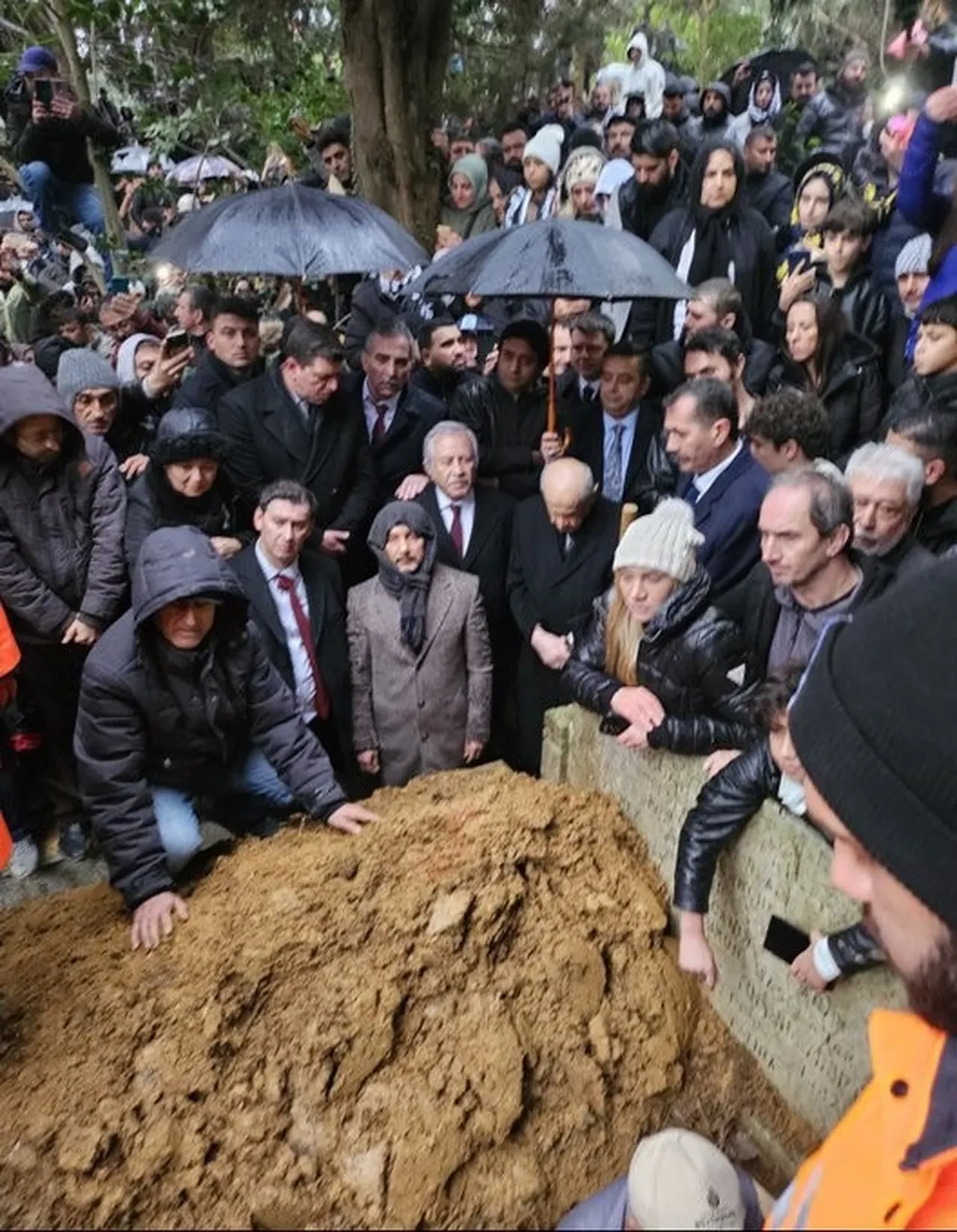MHP Lideri Bahçeli,'den Ferdi Tayfur'a vefa: Ünlü sanatçı için özel mezar taşı
