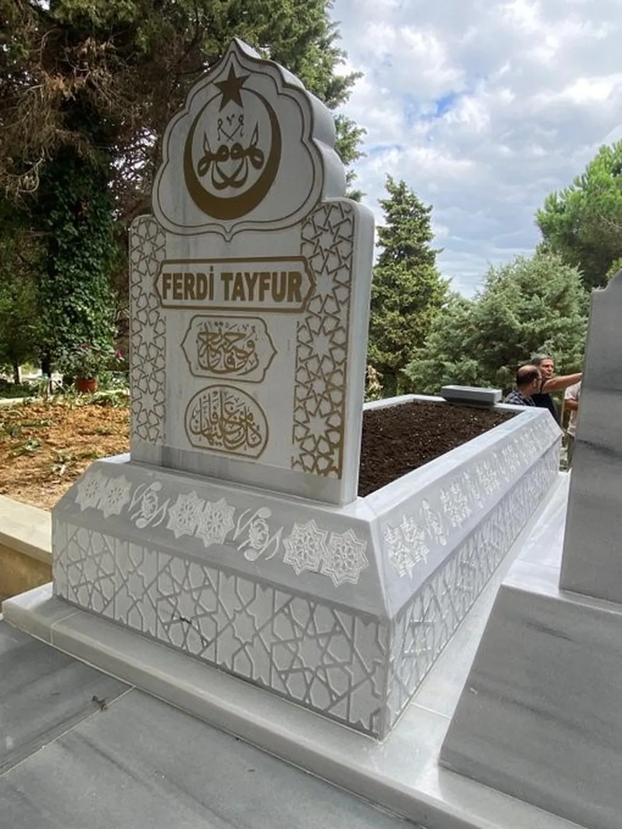 MHP Lideri Bahçeli,'den Ferdi Tayfur'a vefa: Ünlü sanatçı için özel mezar taşı