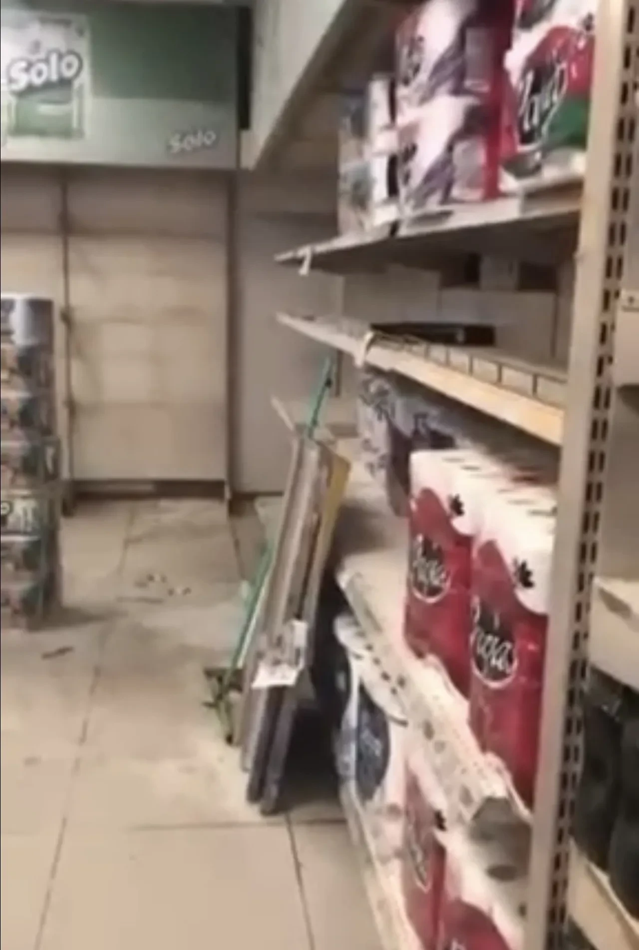 Müşteri gibi giren küçük çocuk, reyonu ateşe verdi!