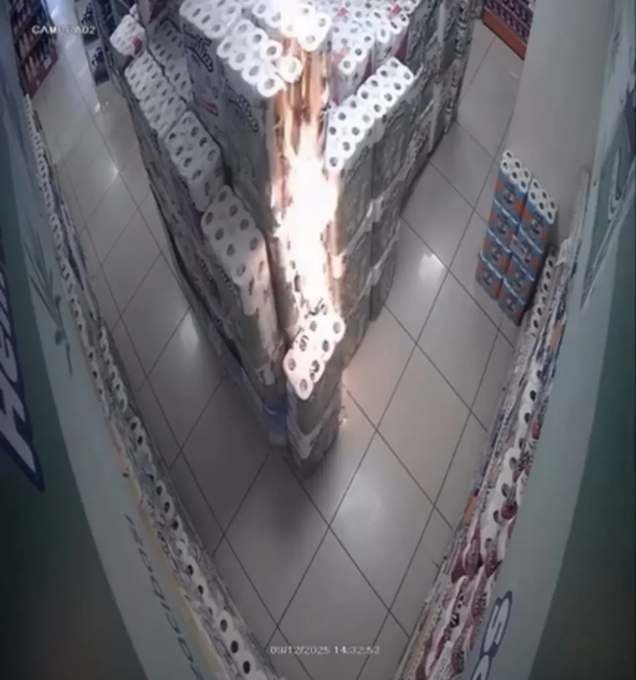 Müşteri gibi giren küçük çocuk, reyonu ateşe verdi!