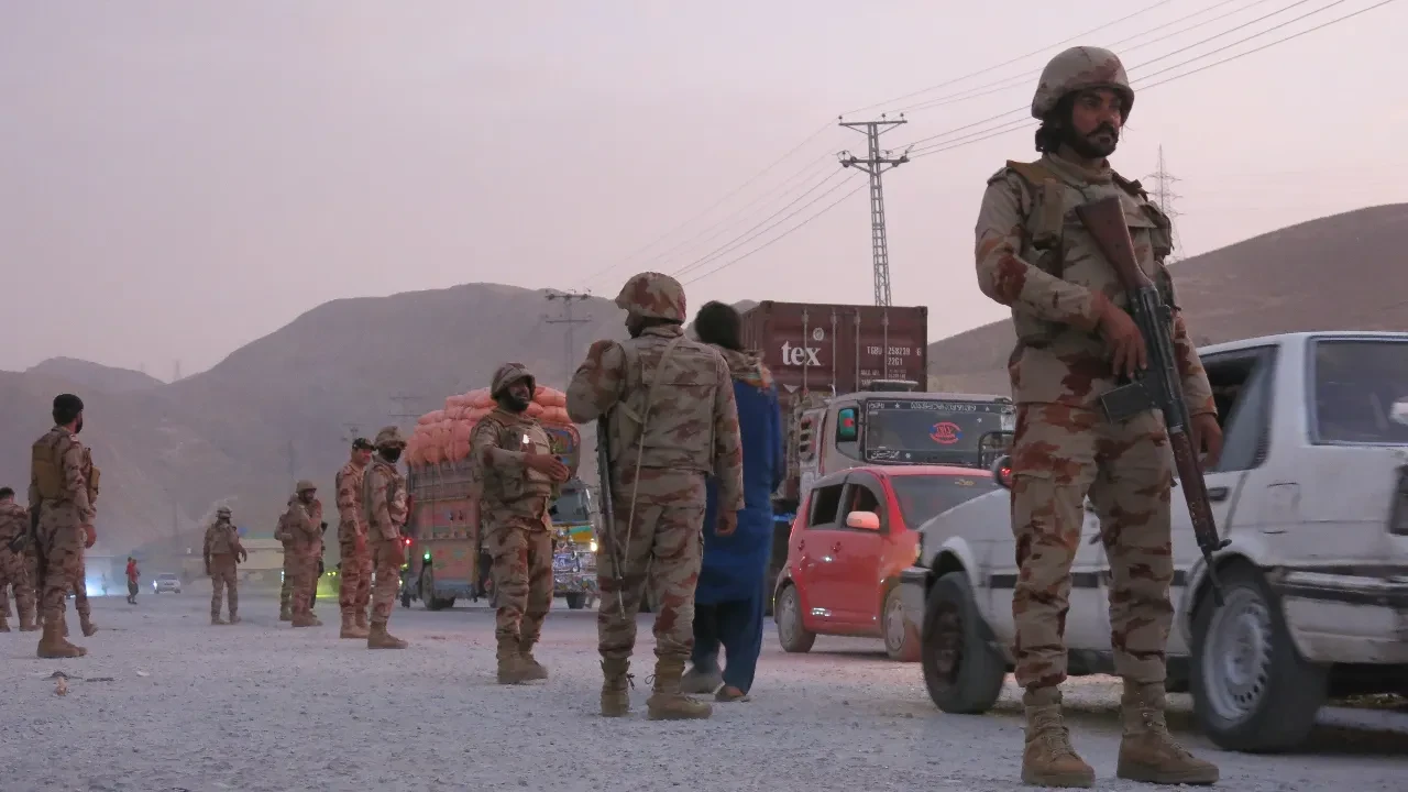 Pakistan savaş alanına döndü!  12 asker hayatını kaybetti, 13 terörist öldürüldü