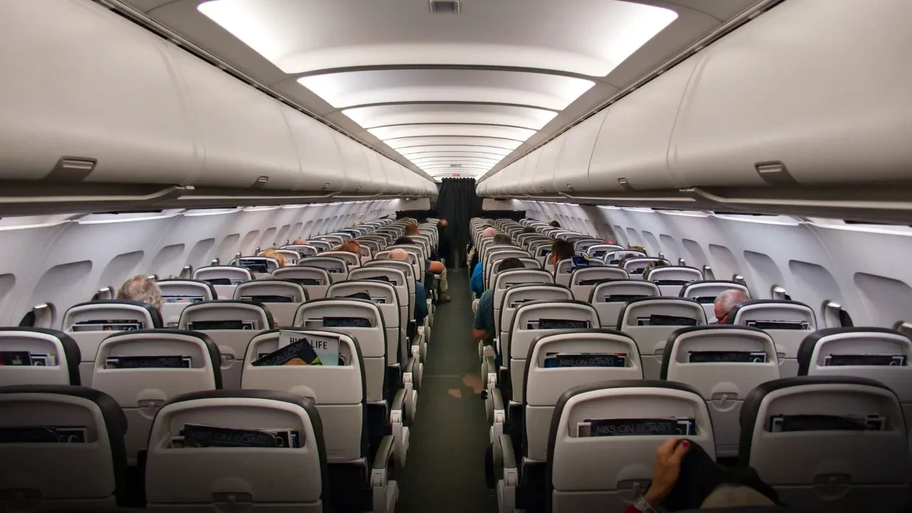 Sahoş pilot uçakta kaosa neden oldu! Yolculara küfürler etti, tutuklanmamak için direndi