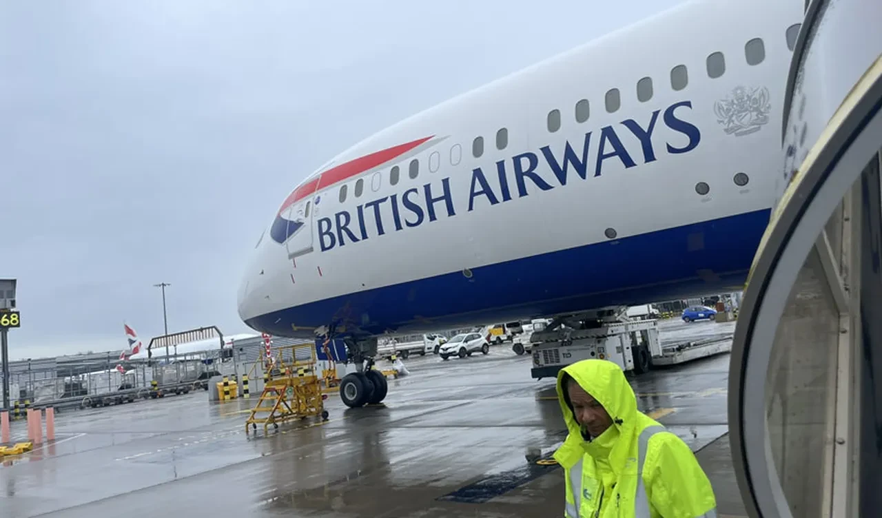 Sarhoş pilot uçakta kaosa neden oldu! Yolculara küfürler etti, tutuklanmamak için direndi