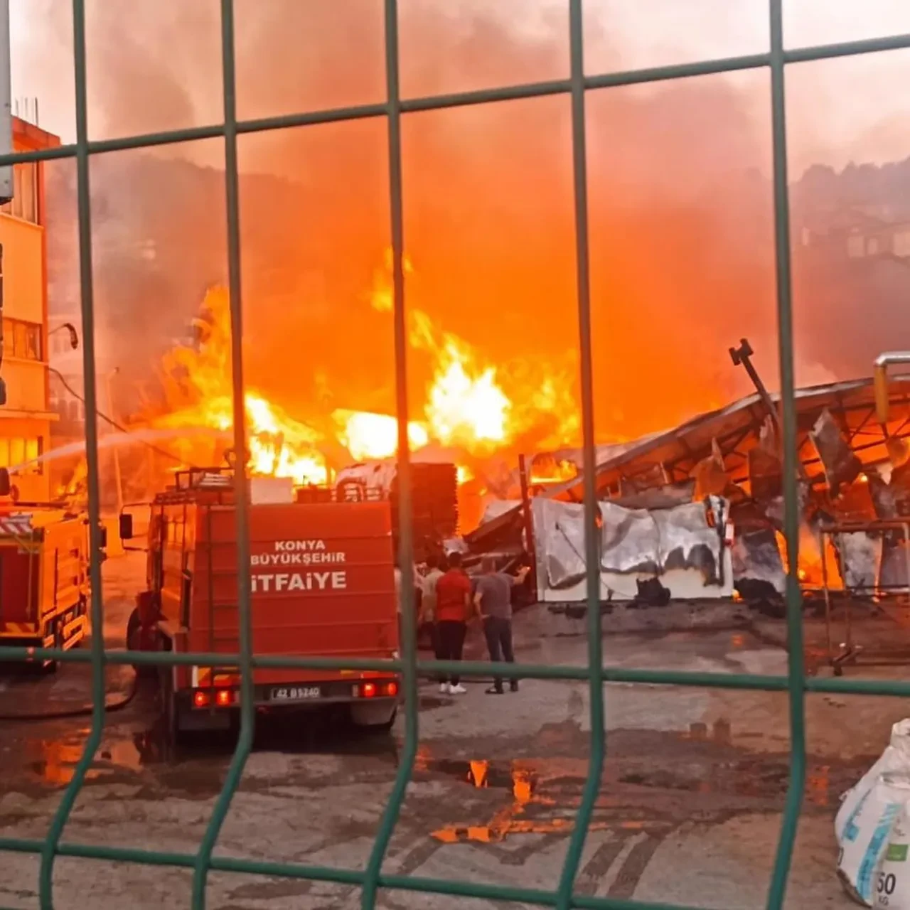 Silah fabrikasında yangın paniği! Tüm şehir alarma geçirildi.