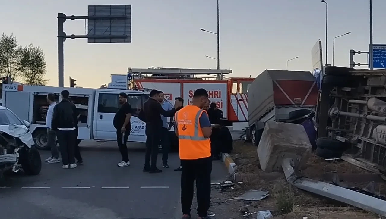 Sivas’ta işçileri taşıyan minibüs ile otomobil çarpıştı: Çok sayıda yaralı var!