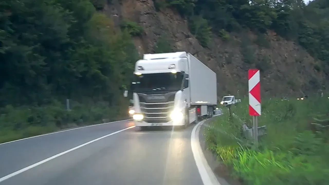 Tır ezip geçiyordu! Kıl payıyla kurtuluş kamerada! 