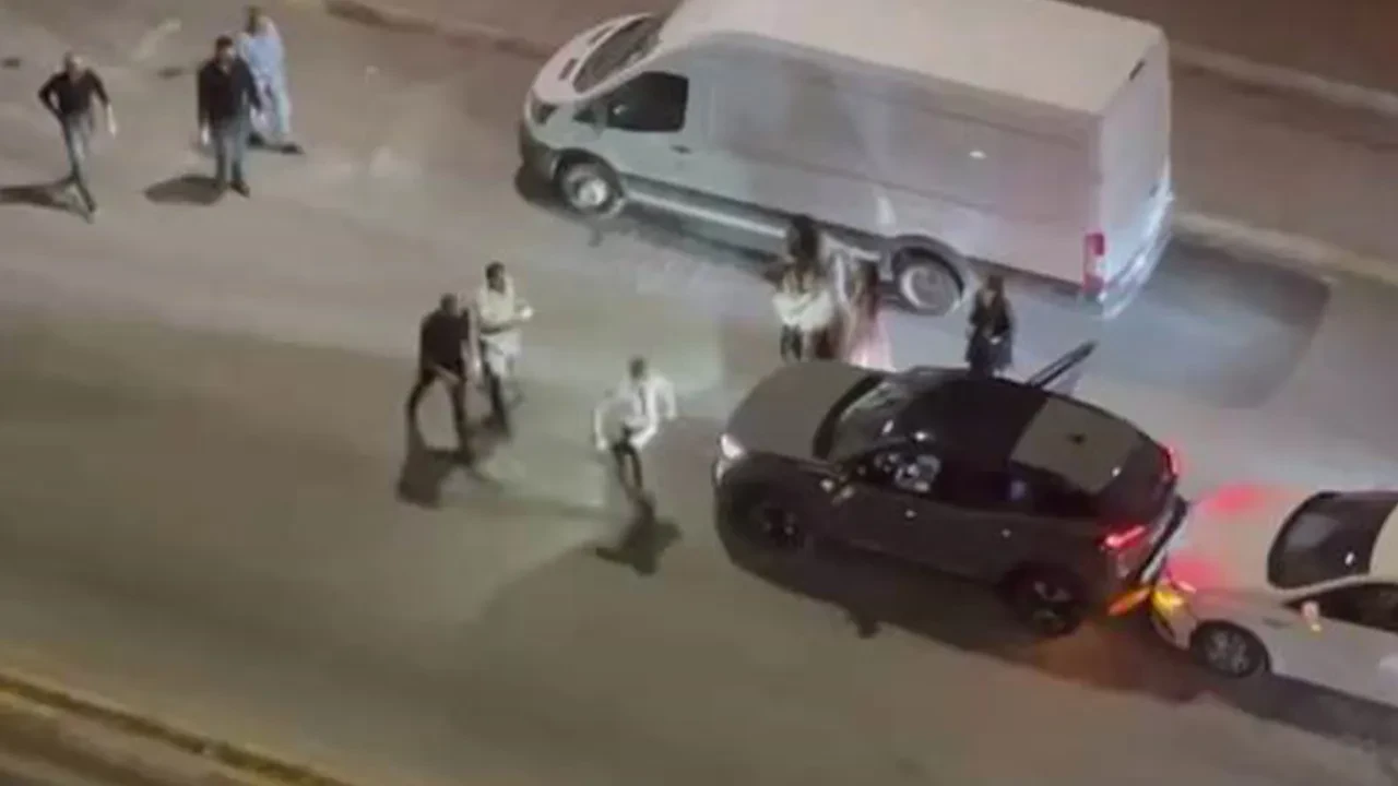 Trafik kazası sonrası birbirlerine girdiler! İşte o anlar