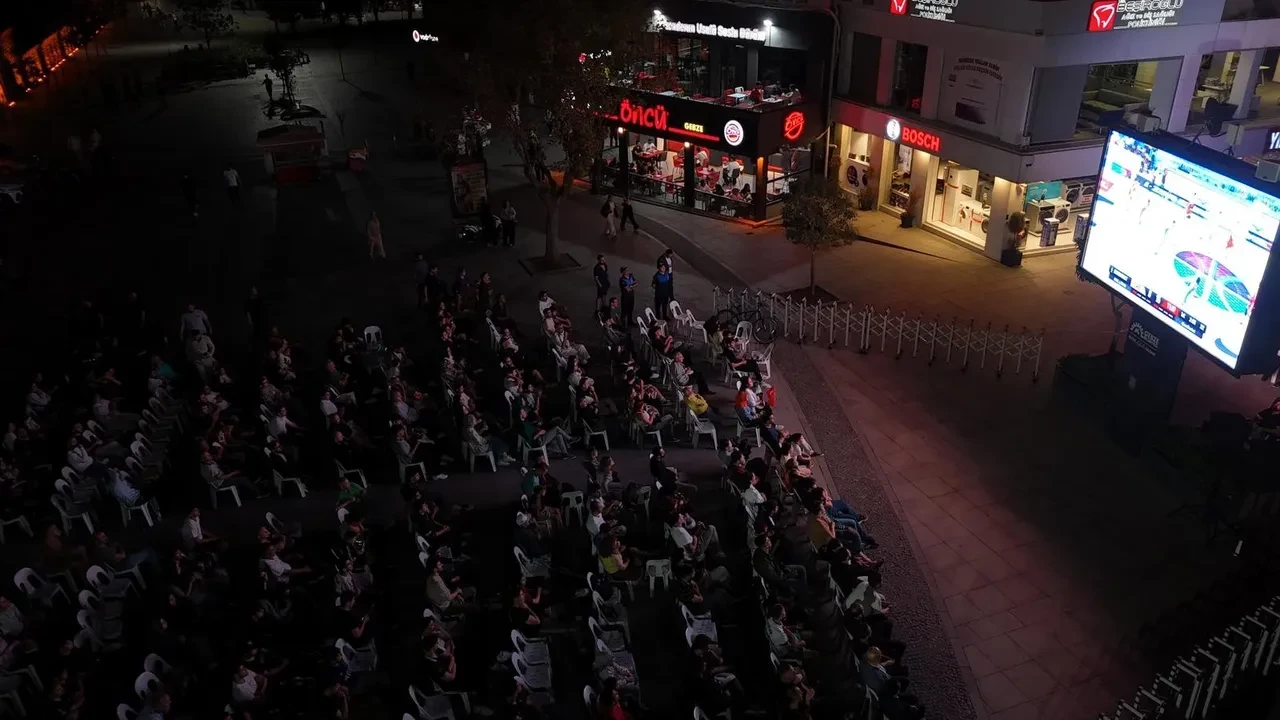 Türkiye Almanya basketbol maçı ücretsiz dev ekranda izlenecek yerler! İstanbul, Ankara, Antalya, İzmir, Bursa, Çanakkale, Konya, Adana'da dev ekran kurulacak