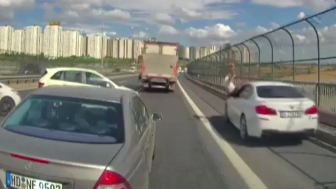 Kediyi kurtarmak isterken canından olacaktı! Korkunç kaza anı kamerada