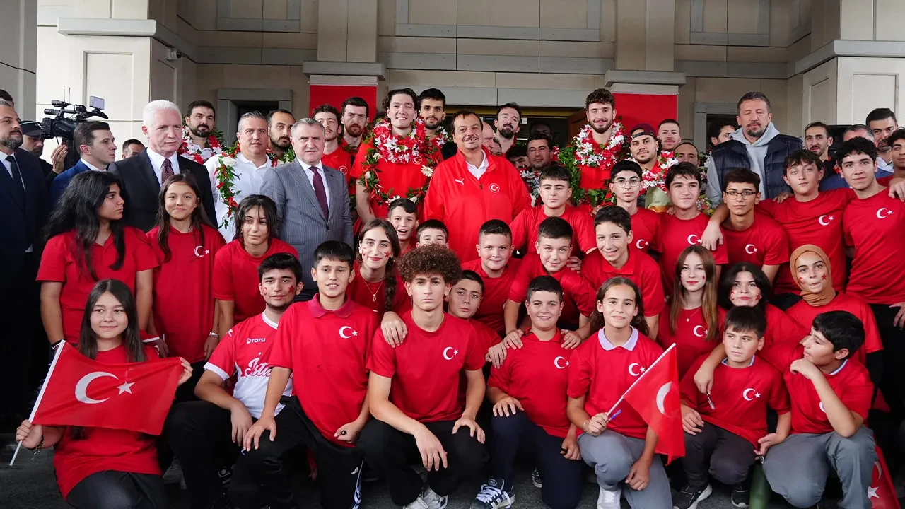 /spor/12-dev-adam-gumus-madalya-ile-yurda-dondu-3249069