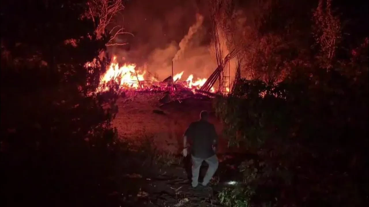 Amasya'da evde yangın! Peş peşe patlamalar ve panik anları kamerada