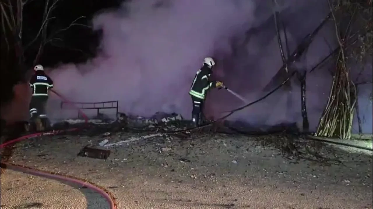 Amasya'da evde yangın! Peş peşe patlamalar ve panik anları kamerada