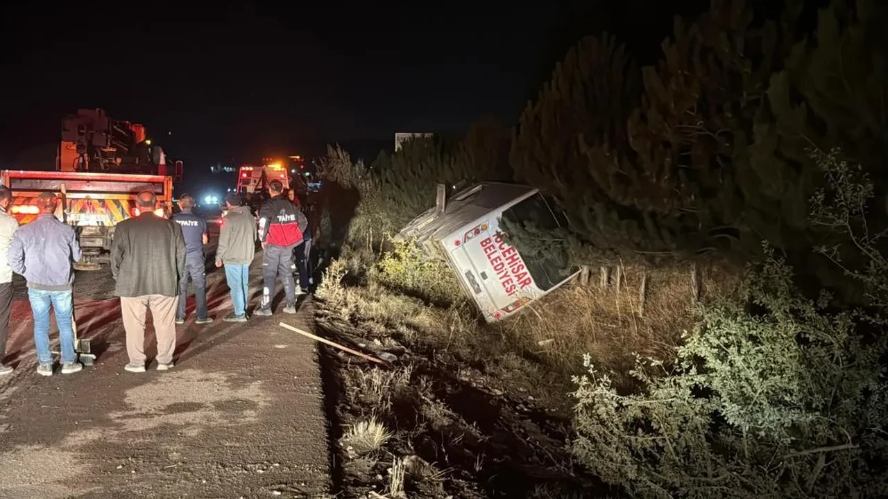 Belediye midibüsü devrildi: Çok sayıda yaralı var