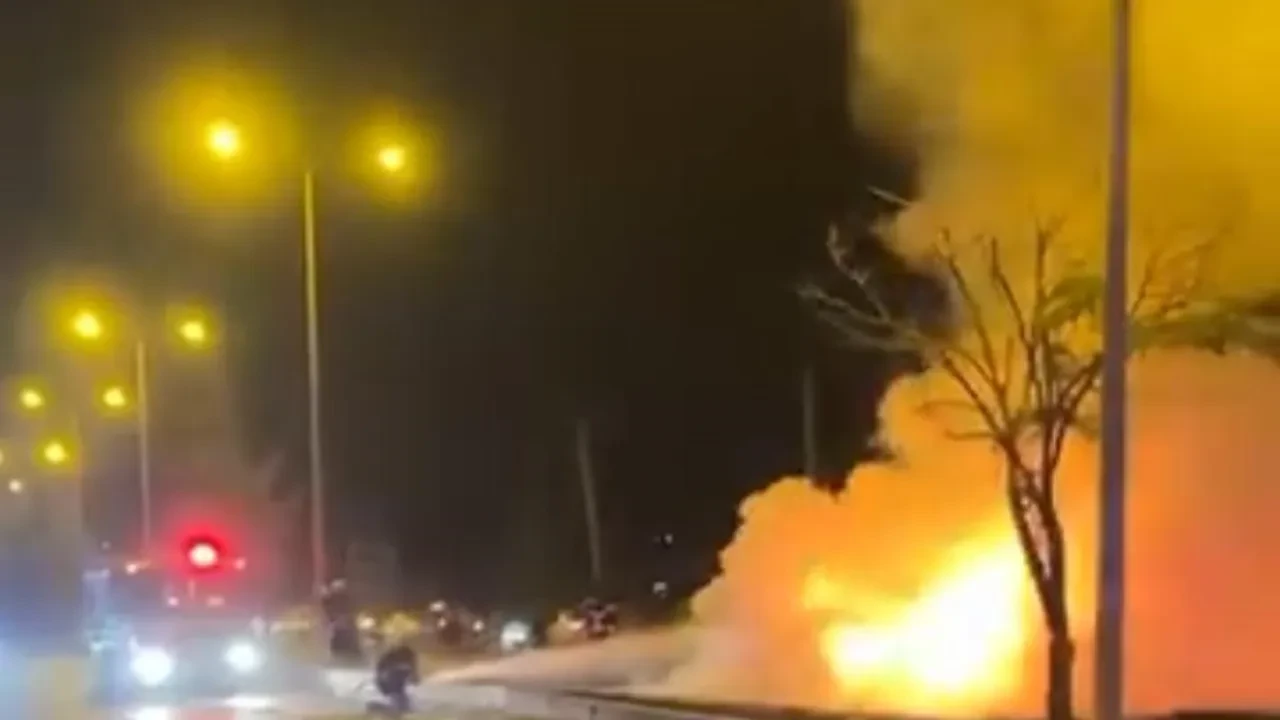 Diyarbakır'da korkutan görüntü! Alevlerin sardığı otomobil sürücüsü yaralandı