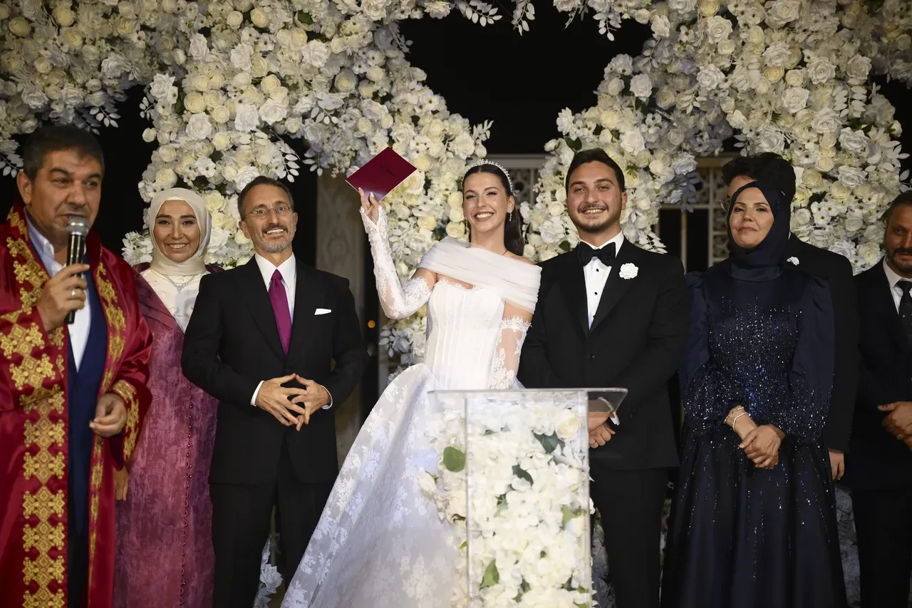 Fahrettin Altun'un oğlu evlendi! Hulusi Akar'ın sözleri düğüne damga vurdu: Buna müsaade etmemeli