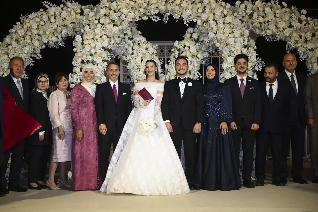 Fahrettin Altun'un oğlu evlendi! Hulusi Akar'ın sözleri düğüne damga vurdu: Buna müsaade etmemeli