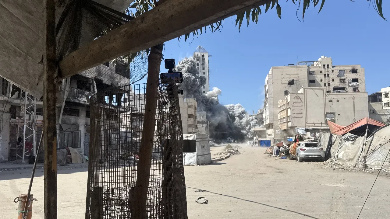 İşgalci İsrail'in Gazze'ye bomba yağdırıyor! Şehrin en yüksek binasını yerle bir ettiler