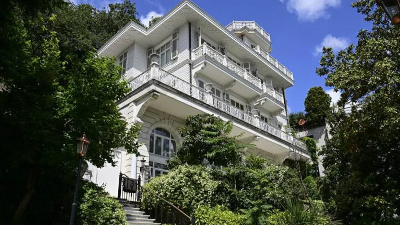 İstanbul Boğazı’nın en pahalı yalısı yeniden satışta: Beyaz Köşk için büyük fiyat indirimi yapıldı!