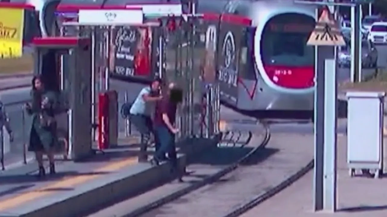 Kayseri'den şoke eden görüntü! Tramvayın altında kalıyordu