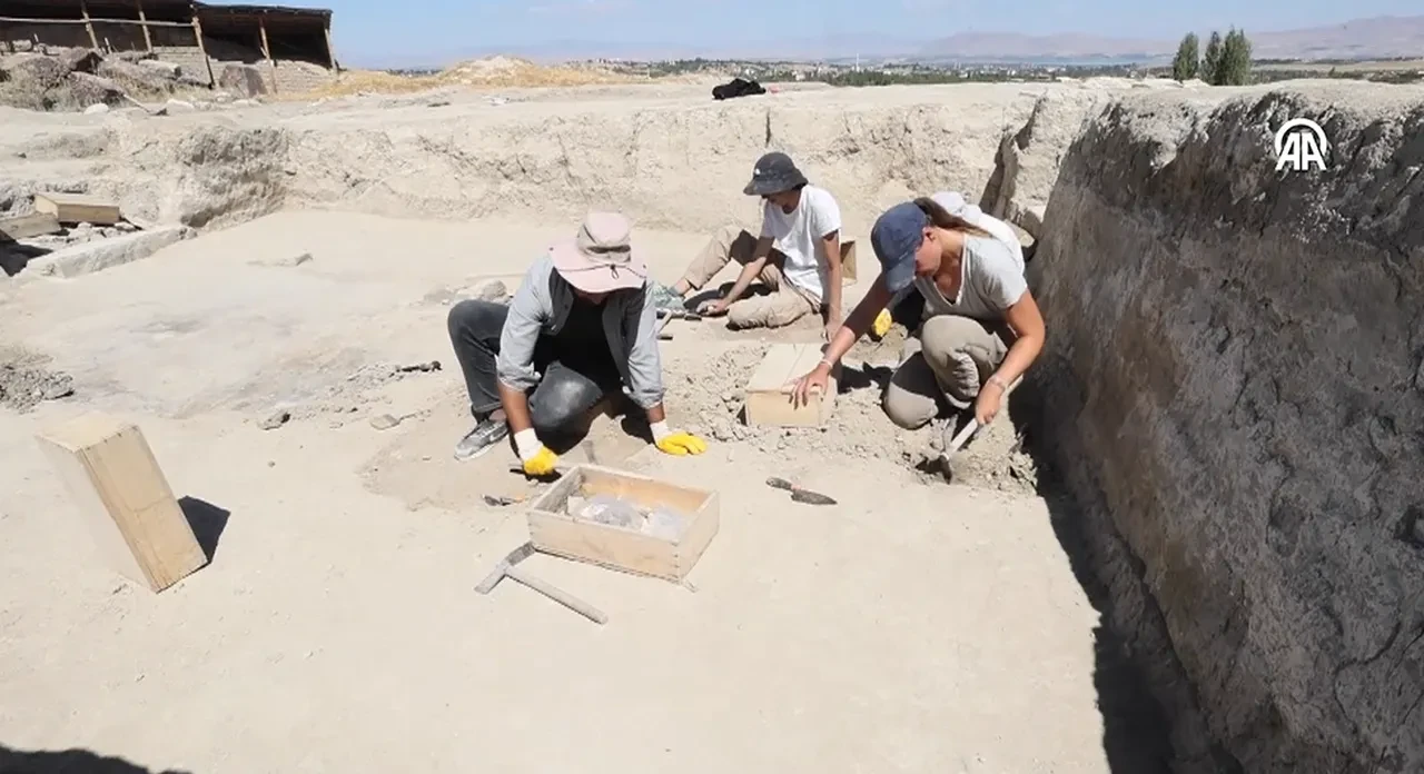Malatya'da heyecanlandıran keşif! Tam 8 bin yıllık geçmiş: Tarihi parçalar çıkarıldı