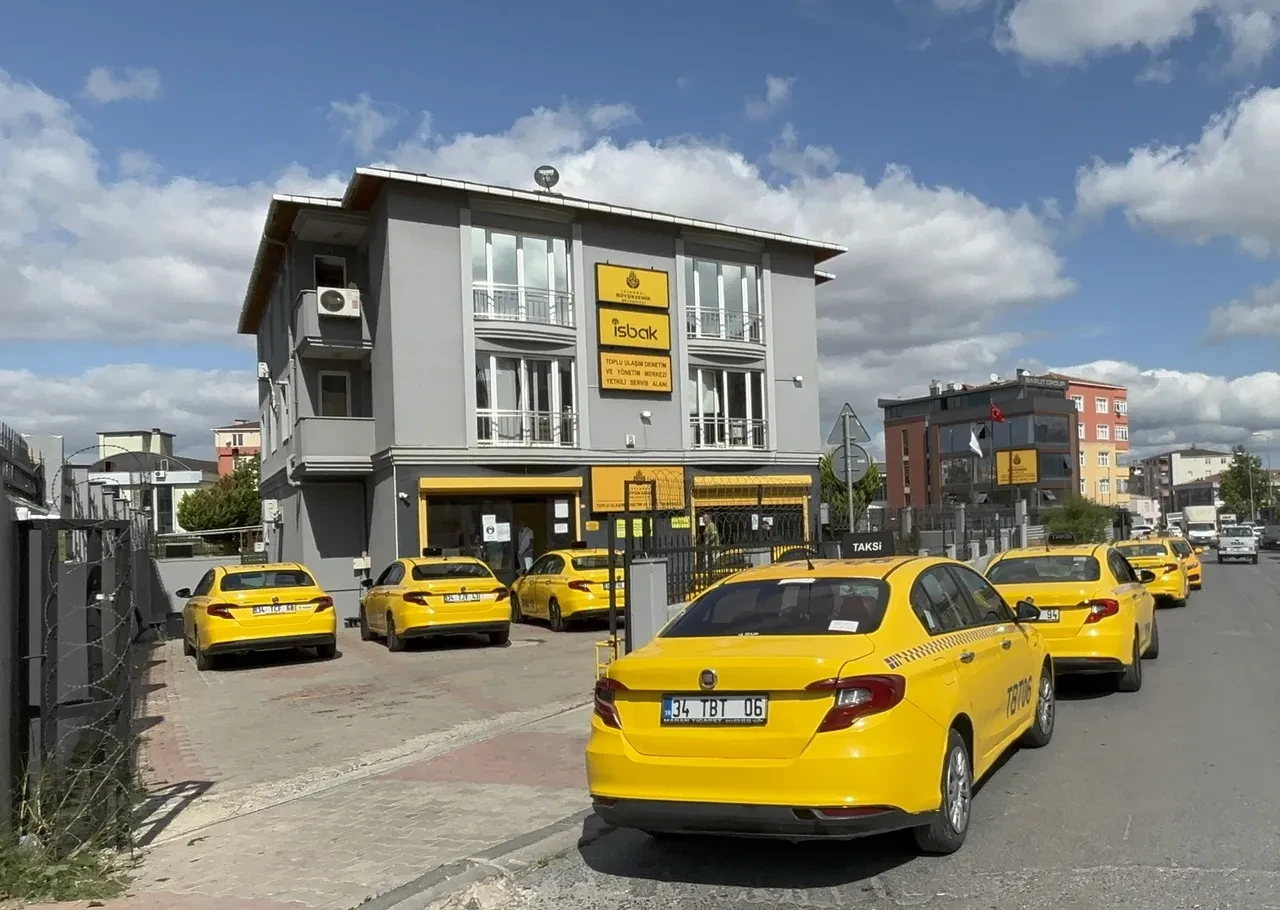 Taksicilerin zam kuyruğu! Taksimetre güncellemesi için servislere akın ettiler