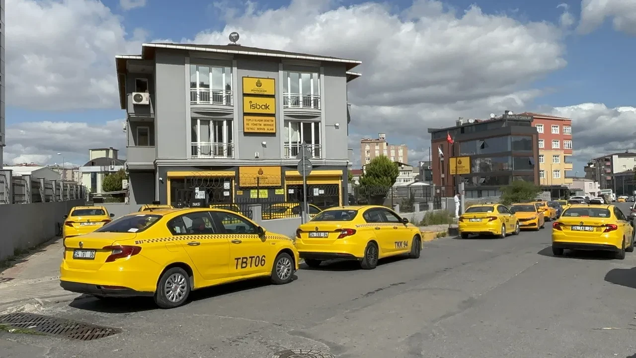Taksicilerin zam kuyruğu! Taksimetre güncellemesi için servislere akın ettiler
