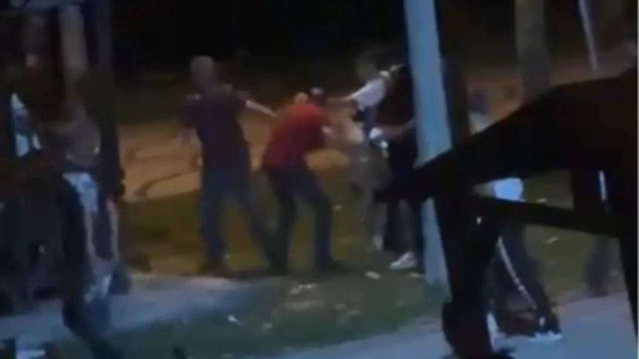 Mahalle kavgasında tekmeler havada uçtu! O anlar kamerada