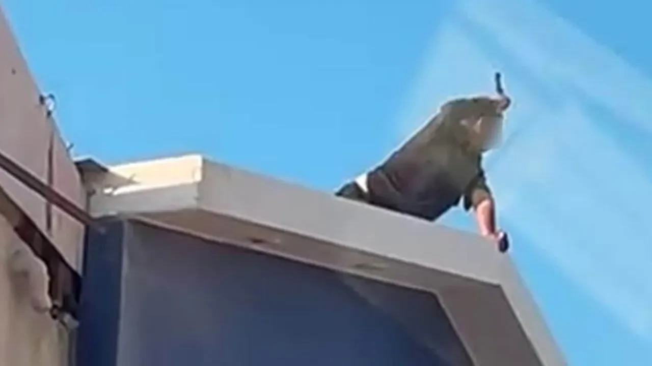 Bu ilk değil... Sık sık çatıya çıkıp intihara kalkışıyor
