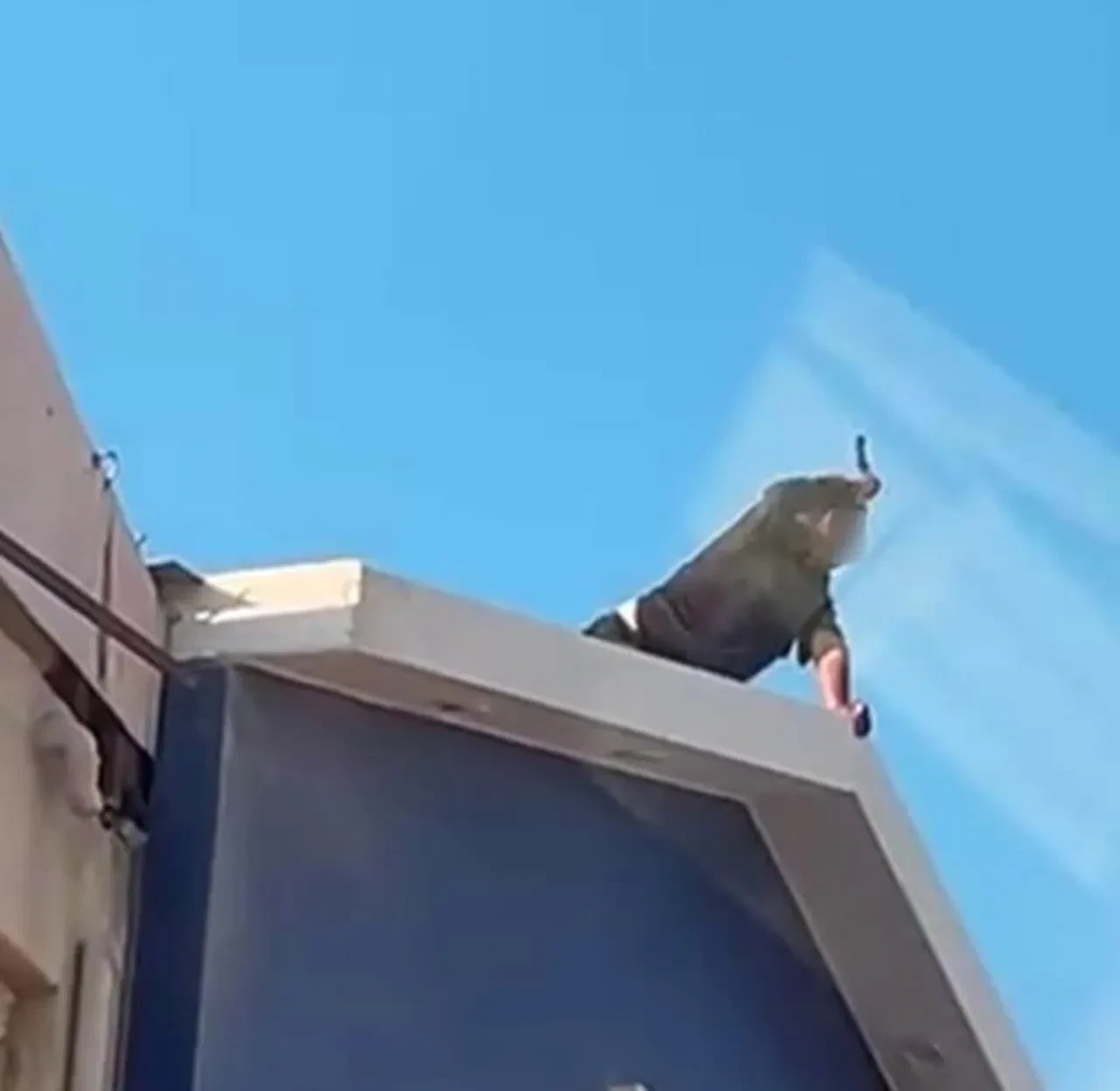 Bu ilk değil... Sık sık çatıya çıkıp intihara kalkışıyor