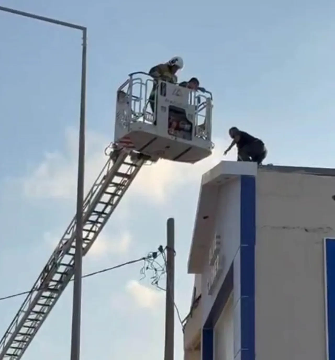 Bu ilk değil... Sık sık çatıya çıkıp intihara kalkışıyor