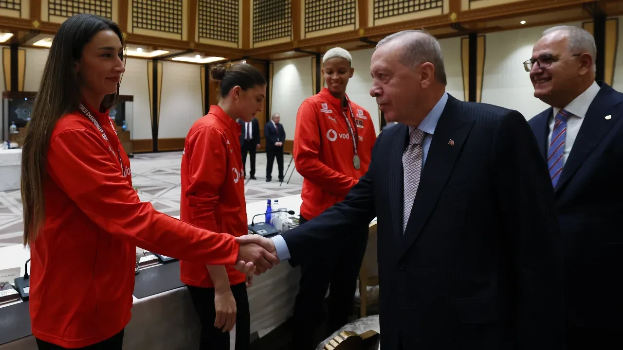 Cumhurbaşkanı Erdoğan kadın voleybolcularla buluştu